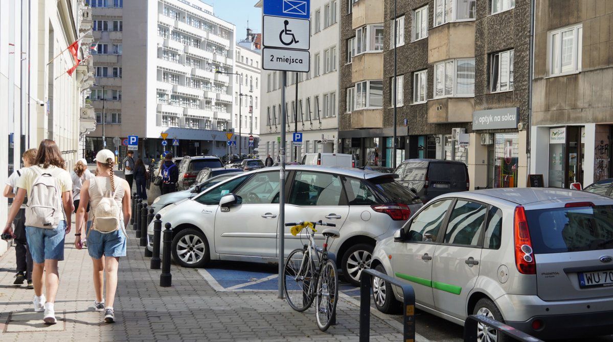 Warszawa: Nielegalne parkowanie przy ul. Koszykowej