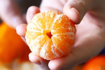 Polacy nie zdają sobie sprawy, że popełniają błąd. Chodzi o mandarynki