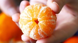 Polacy nie zdają sobie sprawy, że popełniają błąd. Chodzi o mandarynki
