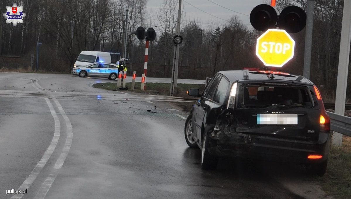 Pościg skończył się po uderzeniu w volvo