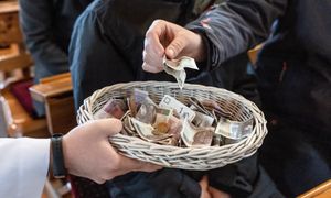 Koniec zbierania na tacę? Księża wychodzą z nową propozycją