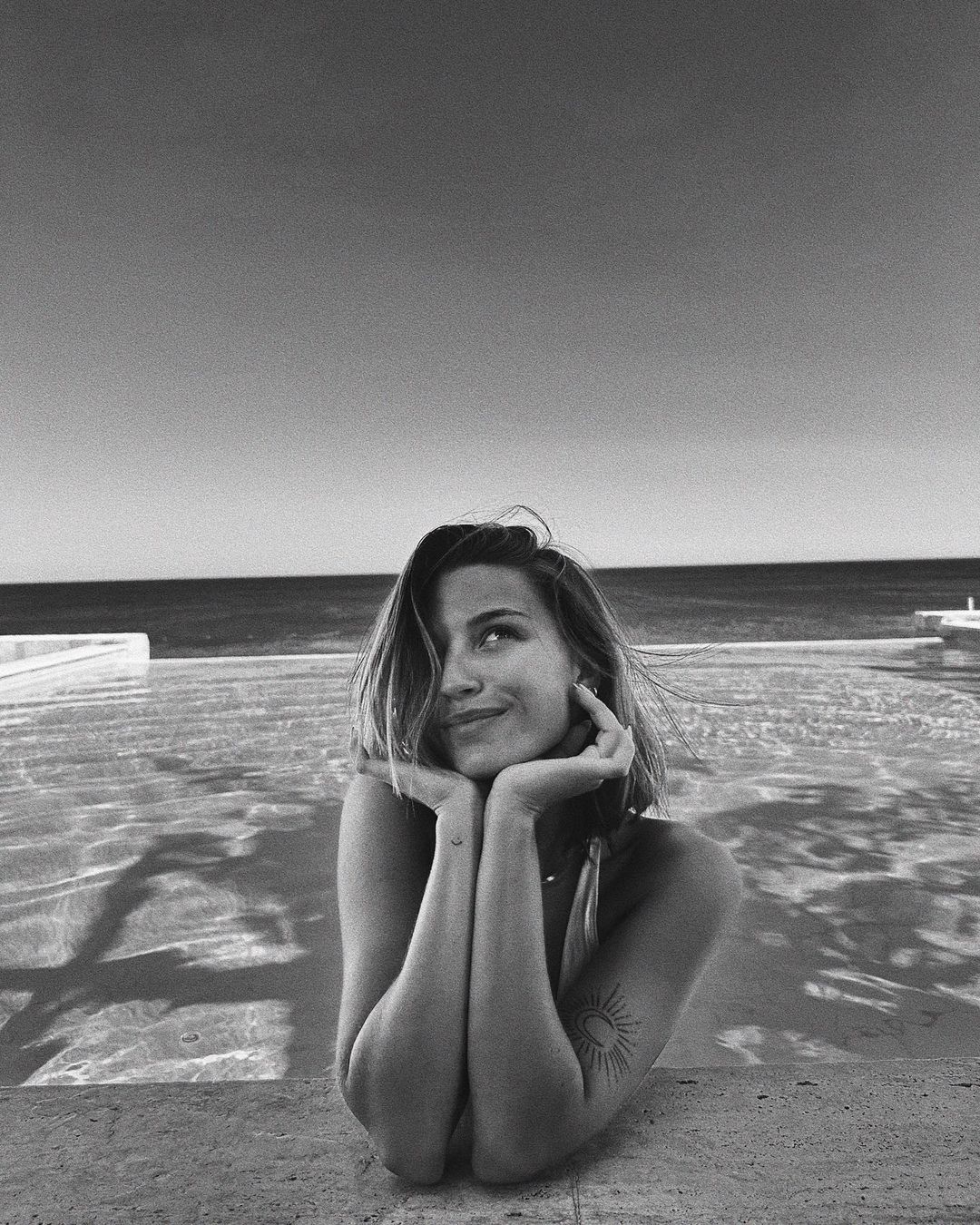 Julia Wieniawa pozuje w bikini. Jej nowa fryzura zachwyca