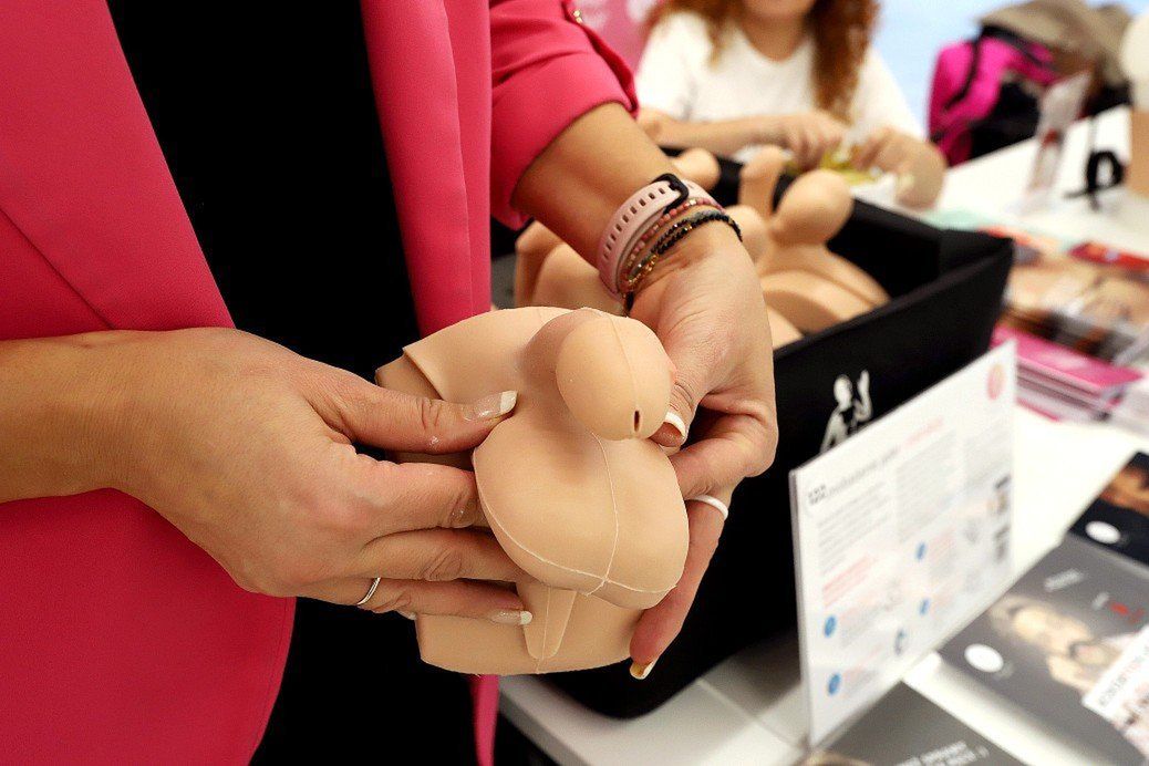 Na specjalnym fantomie panowie mogli sprawdzić, m.in. jak wyczuć zmiany nowotworowe na jądrach