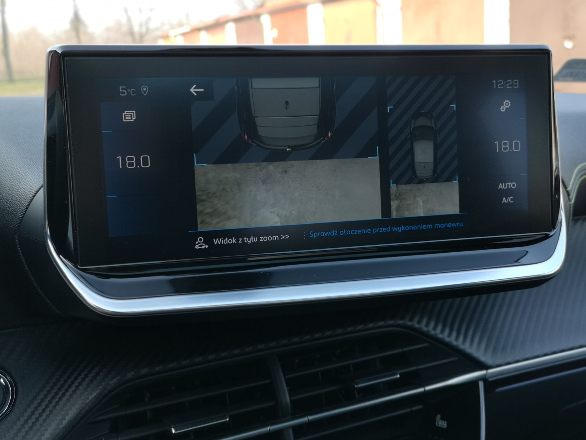 Peugeot 208 GT Line: wirtualne zegary 3D oraz obsługa systemu 42