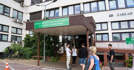 140 tys. Polaków straciło pieniądze z ZUS. Ministerstwo obiecuje pomoc