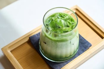 Napój, który pokochał cały świat. Matcha latte bije rekordy popularności. Tak przygotujesz ją w domu
