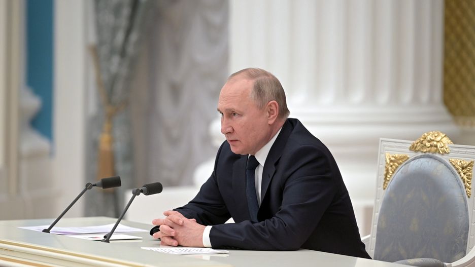 epa09781642 Russian President Vladimir Putin chairs a meeting with Russian businessmen at the Kremlin in Moscow, Russia, 24 February 2022. In the early hours of 24 February, President Putin announced his decision to launch a special military operation on Ukraine. Against this background, the Russian Ruble weakened against the US dollar and the euro to a six-year low, the Russian stock market fell by 11 percent, trading on the Moscow and St. Petersburg stock exchanges were suspended. The prices of oil and precious metals are rising on world markets.  EPA/ALEKSEY NIKOLSKYI/SPUTNIK/KREMLIN / POOL Dostawca: PAP/EPA.