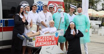 Juwenalia 2025 w Częstochowie. Studenci przeszli w kolorowym korowodzie i przejęli władzę w mieście. Klucze do miasta są już w ich rękach