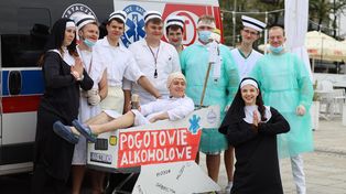 Juwenalia 2025 w Częstochowie. Studenci przeszli w kolorowym korowodzie i przejęli władzę w mieście. Klucze do miasta są już w ich rękach