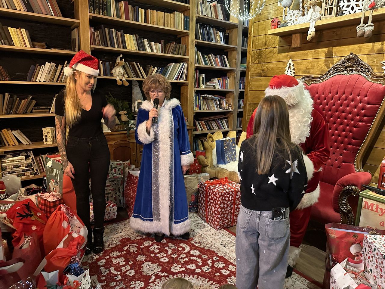 Bałtów: Sylwia Peretti w Wiosce Świętego Mikołaja. Rozdawała paczki