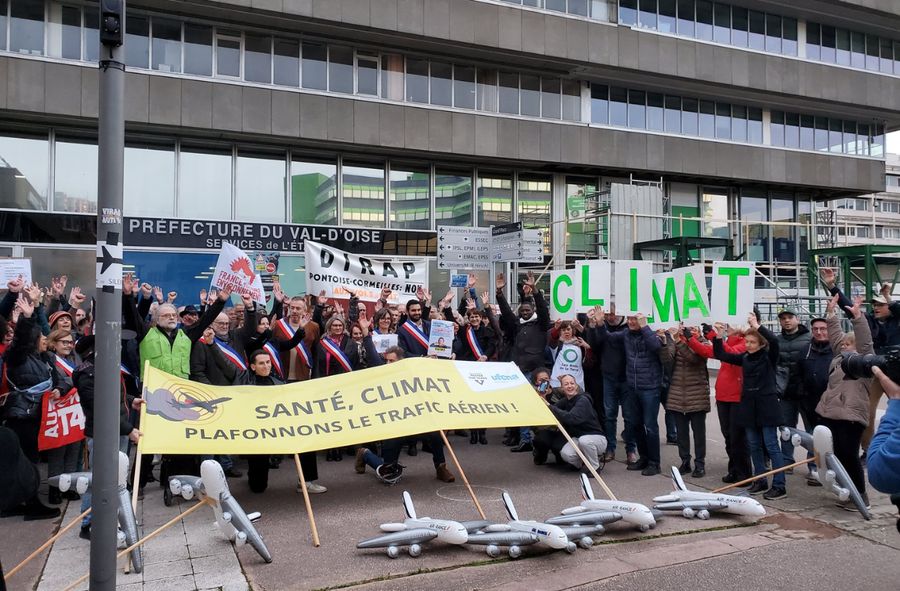 Protestujący na lotnisku de Gaulla we Francji 13 marca