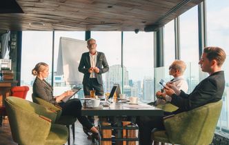 Zarządzanie zespołem i budowanie struktury to częste wyzwania firm. Oto jak im sprostać