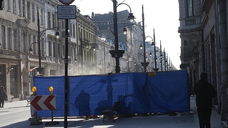 Na Piotrkowskiej trwa montaż słupków, które mają blokować wjazd