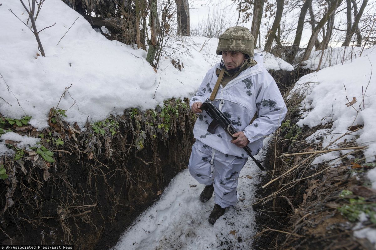Applebaum: Kto odmawia uzbrajania Ukrainy, jest za wojną. Na zdjęciu ukraiński żołnierz w okopie w obwodzie donieckim na wschodzie Ukrainy 