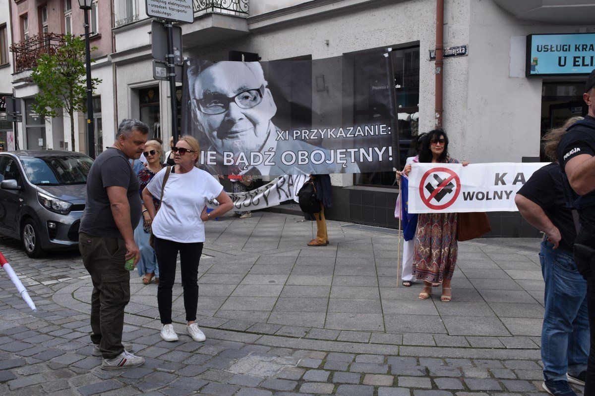 19.07.2025 r. W sobotę, 19 lipca w Kaliszu, podobnie jak w 80 innych miastach w całej Polsce odbył się więc Konfederacji pod hasłem „Stop Imigracji”. Wzięło w nim udział około 250 osób, w tym liczna grupa kibiców KKS. Obok kontrmanifestacje zorganizowała grupa działaczy KOD