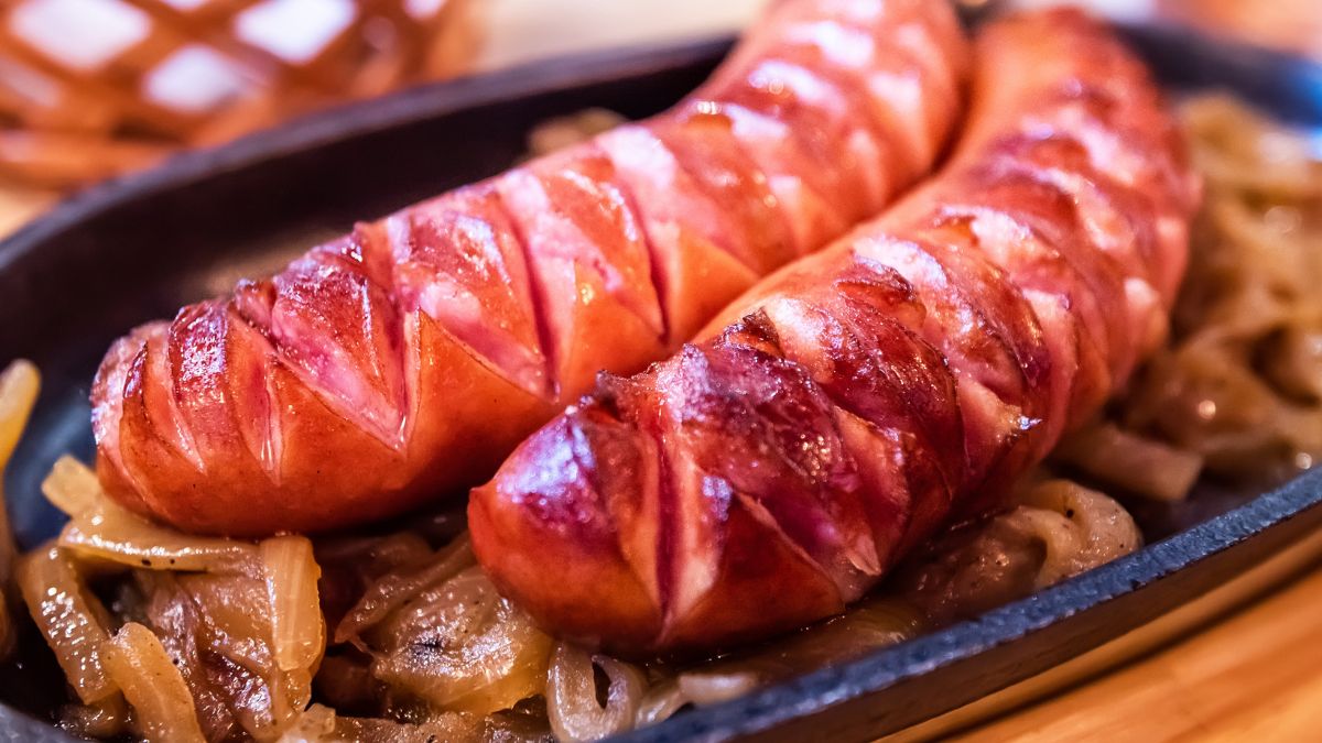 Do grillowanej kiełbasy podaj duszoną cebulę