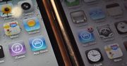 Zdjęcie ukazujące różnice pomiędzy wyświetlaczem w iPhonie 4 oraz 3GS