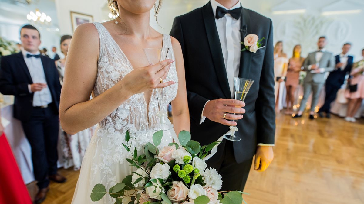 Wesela, na których może się bawić do 150 gości, to jedno z najczęstszych źródeł masowego zakażenia koronawirusem.