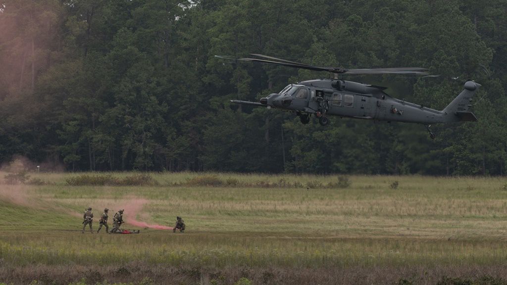 Śmigłowiec HH-60W w czasie ćwiczeń z ewakuacji żołnierzy