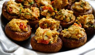 Pieczarki faszerowane ratatouille. Doskonała przekąska na domówkę