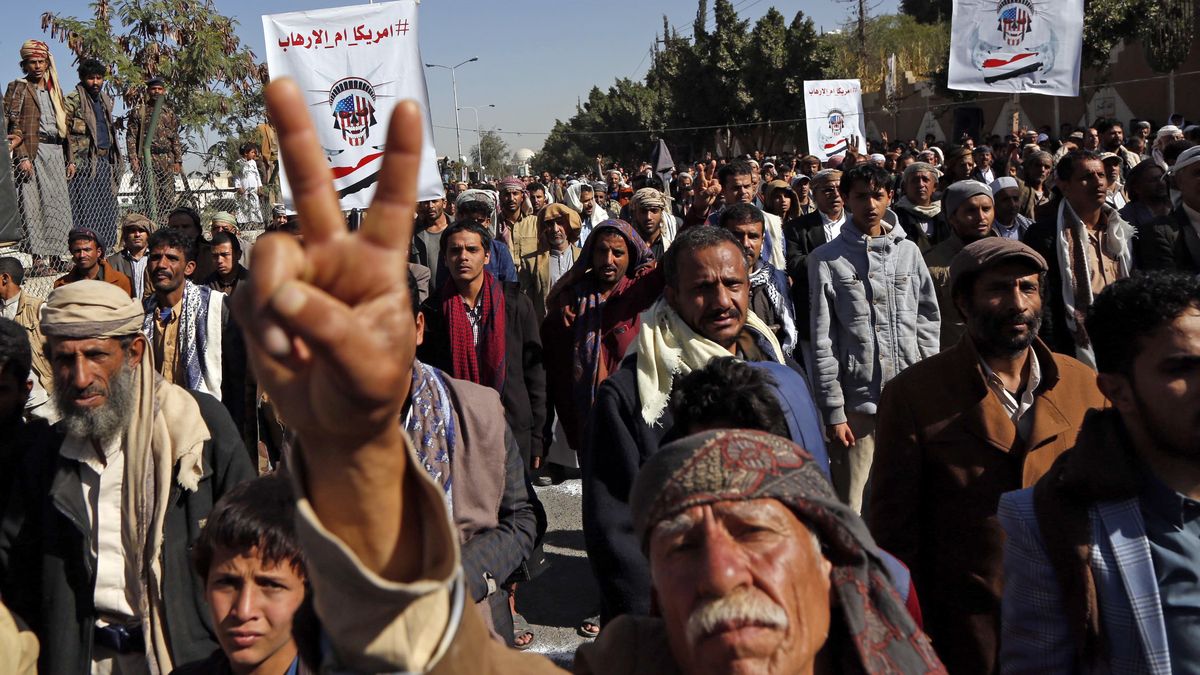 SANAA, YEMEN - JANUARY 18: Supporters of Yemen's Huthi movement stage a demonstration in front of the closed US Embassy in the capital Sanaa on January 18, 2021, to reject outgoing US President Donald Trump's decision to designate the Huthi group a "foreign terrorist organisation". - Impoverished Yemen is mired in a devastating conflict between Iran-backed Huthi rebels and government forces backed by Saudi Arabia that has left tens of thousands dead and sparked a dire humanitarian crisis. (Photo by Mohammed Hamoud/Anadolu Agency via Getty Images)