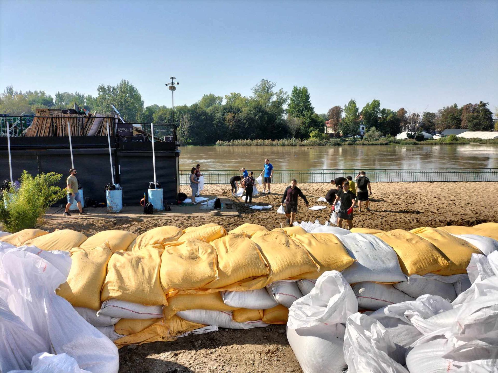Ładowanie worków i umacnianie brzegu Odry od strony ZOO