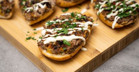 Już nie kiełbasa i szaszłyki. Domowe burgery zrobią furorę na każdym grillu