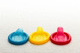 Rozmiar prezerwatyw [tabela]: jak dobrać odpowiedni do penisa?