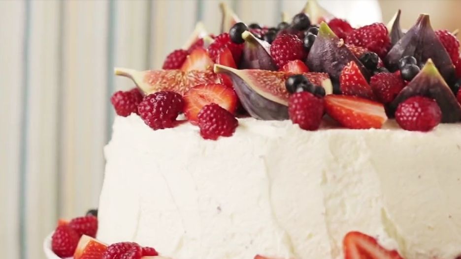Wspaniały tort czekoladowy z mascarpone i owocami - dzięki niemu  zachwycisz swoich gości