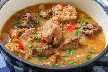 Zanim mięso trafi do gulaszu, marynuję je w zapomnianej przyprawie naszych babć. Nie ma problemów z ciężkością po posiłku