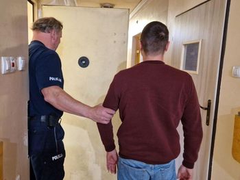 Pabianice: 18-latek pobity na przystanku. Dwaj mężczyźni zaczepili go w autobusie i wysiedli razem z nim