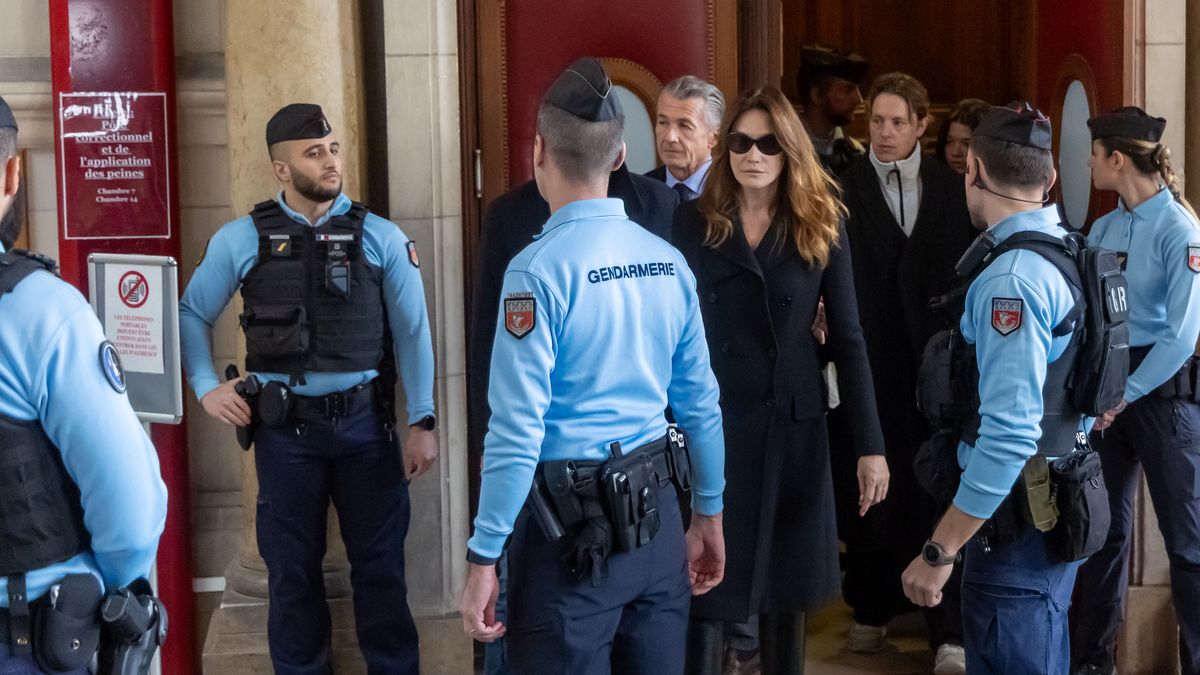 Carla Sarkozy wychodzi z paryskiego sądu