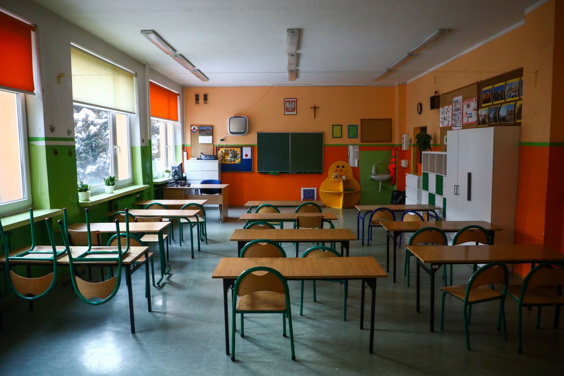 Koronawirus w szkołach. 229 placówek pracuje hybrydowo lub zdalnie