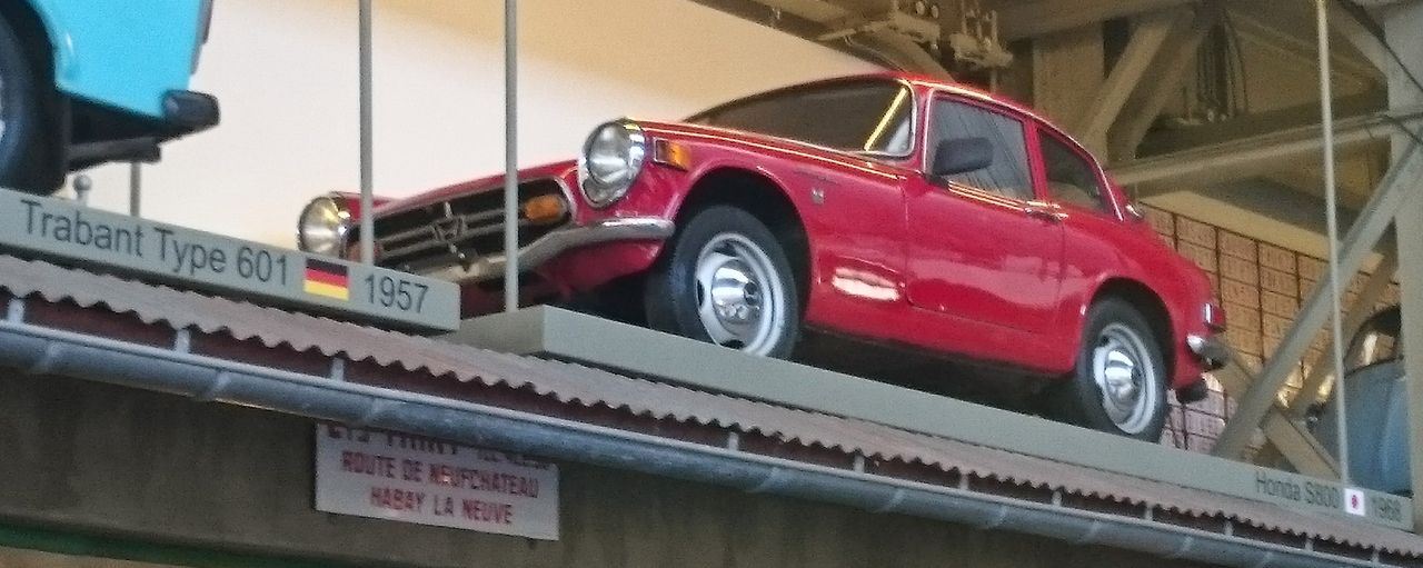 Honda S800 z 1968 roku. Z tej perspektywy wygląda jak zabawka