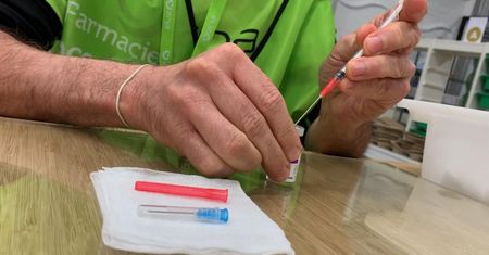 Epidemiolog o szczepionce AstraZeneca. "Prędzej trafi nas piorun lub utopimy się w wannie"