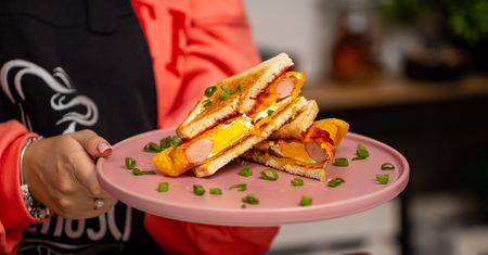 Tost z serowym omletem. Ciekawy i smaczny patent na szybkie śniadanie