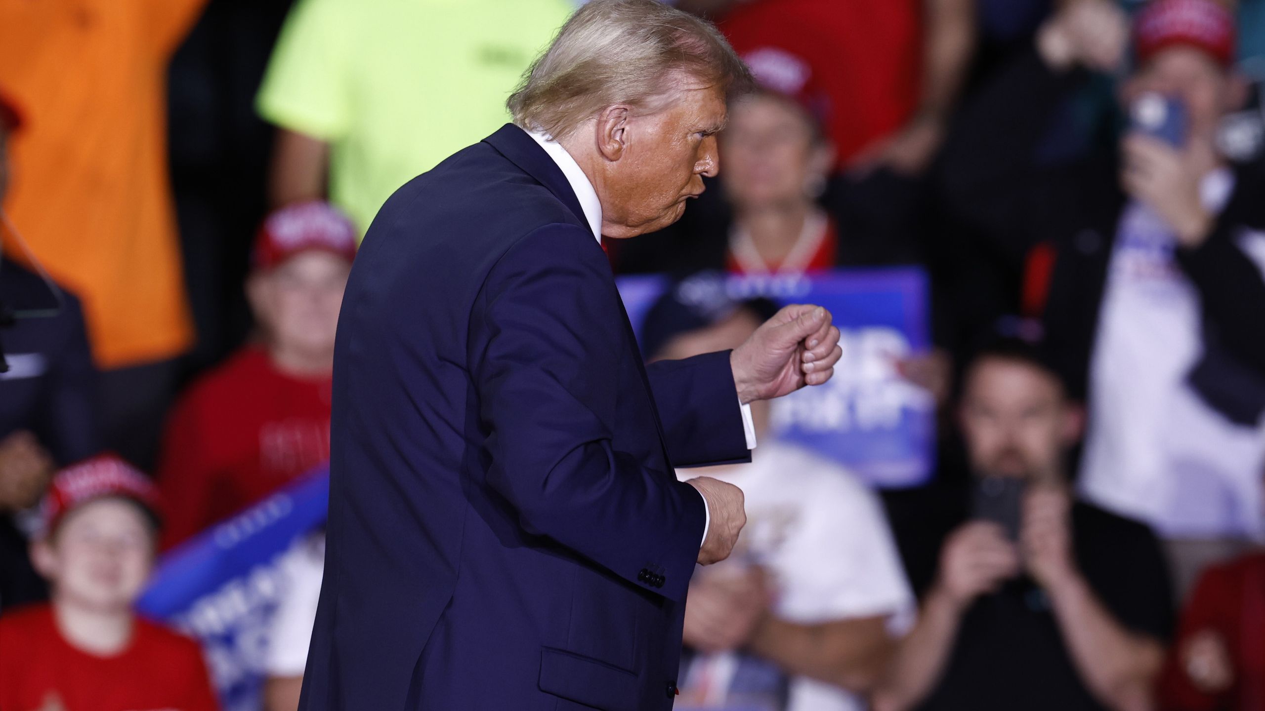 Republican presidential candidate and former US President Donald Trump dances during a campaign rally in Grand Rapids, Michigan, USA, 04 November 2024. Trump and Vice President and Democratic presidential nominee Kamala Harris are tied in the polls with one day until the election of 05 November. EPA/CJ GUNTHER Dostawca: PAP/EPA.