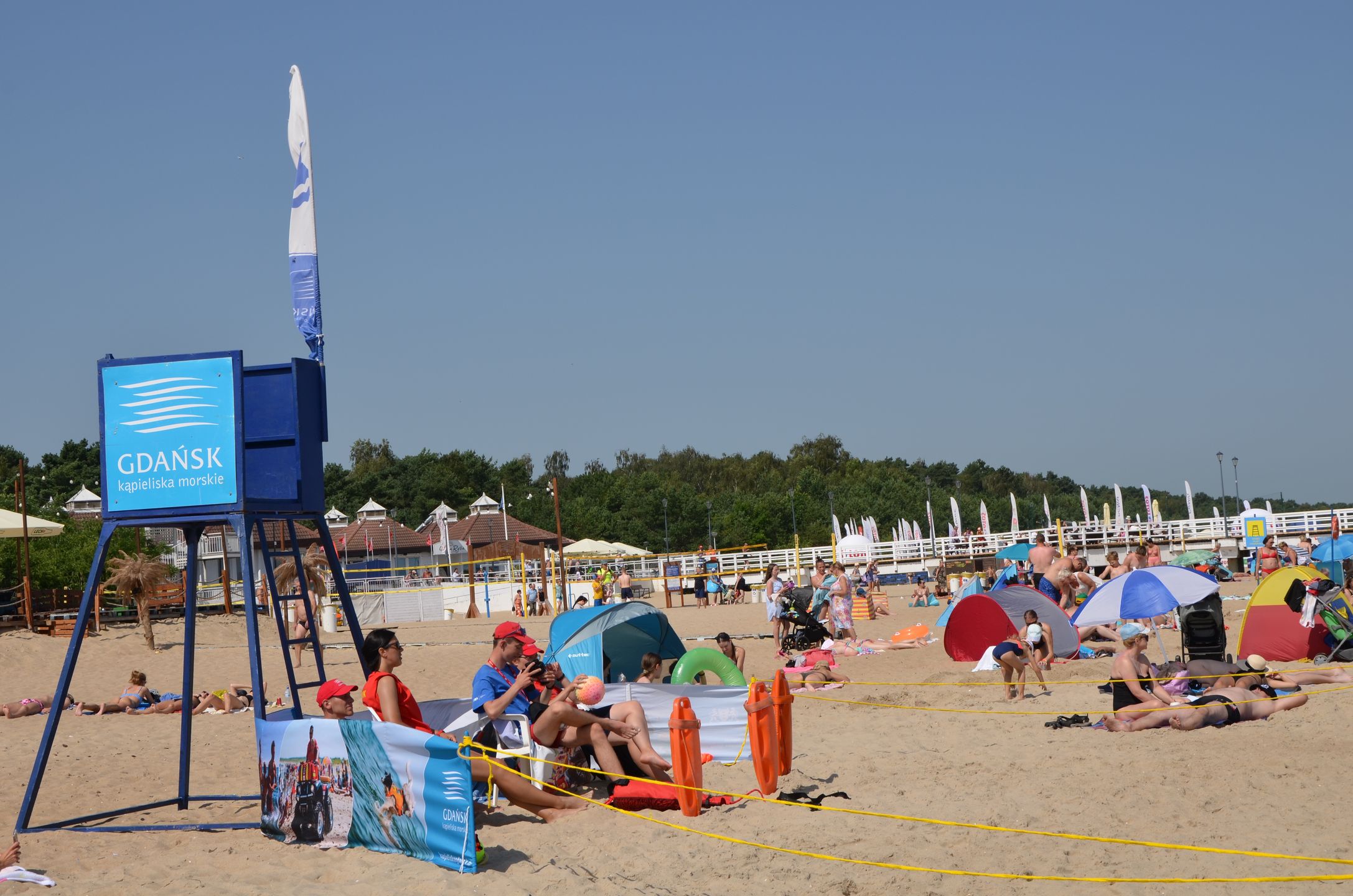 O 10 rano ratownicy czuwają już nad bezpieczeństwem plażowiczów