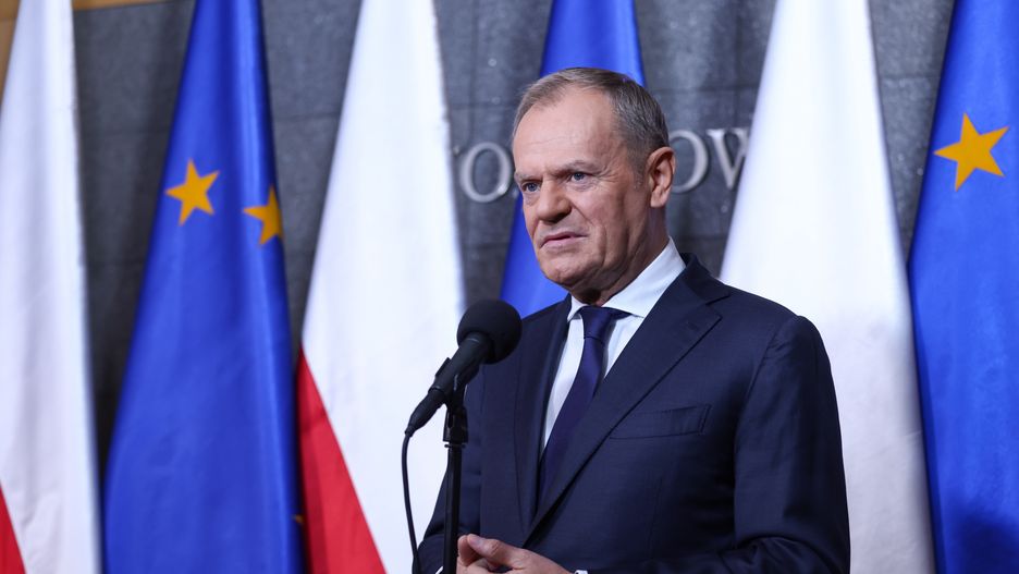 Warszawa, 07.11.2024. Premier Donald Tusk podczas konferencji prasowej w 1. Bazie Lotnictwa Transportowego w Warszawie, 7 bm. Szef rządu udaje się z wizytą do Budapesztu, gdzie będzie uczestniczył w spotkaniu Europejskiej Wspólnoty Politycznej oraz nieformalnym posiedzeniu Rady Europejskiej. (amb) PAP/Leszek Szymański