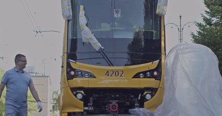 Warszawa. Koreańskie tramwaje odpakowane. Niebawem wyjadą na tory