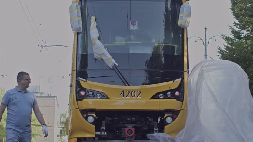 Warszawa. Nowiutki, przepiękny nowy tramwaj na trasy po mieście ruszy po wakacjach