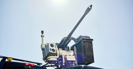 Potwór z drugiego końca świata. Wykorzystuje działko z AH-64 Apache