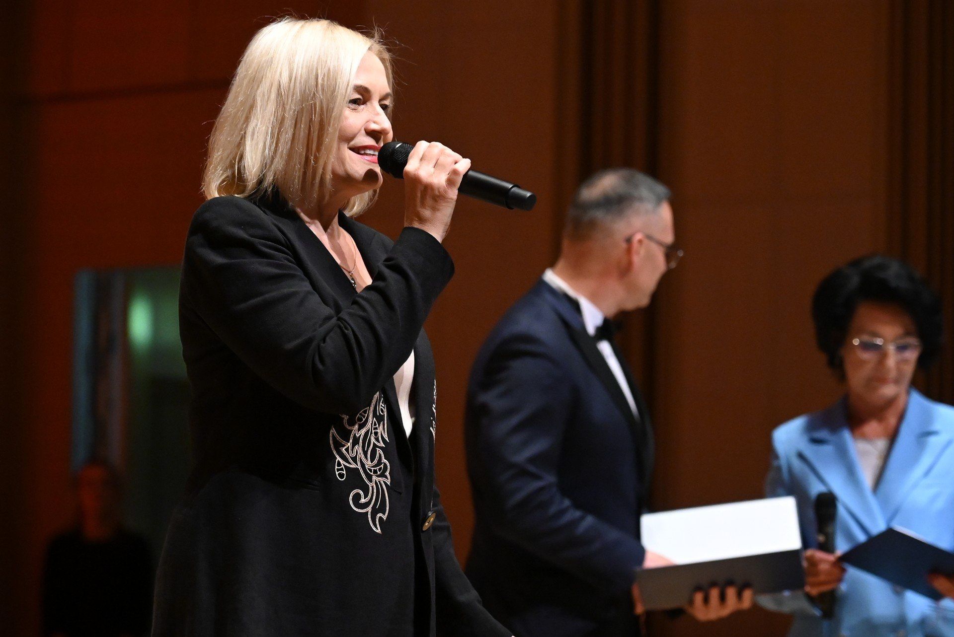 Gości serdecznie przywitała marszałek województwa świętokrzyskiego Renata Janik, która z uśmiechem przyznała, że niedawno skończyła 60 lat i sama jest szczęśliwą emerytką.