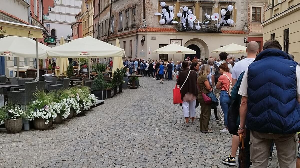 Kolejka po darmowe bilety na sobotni koncert Budki Suflera