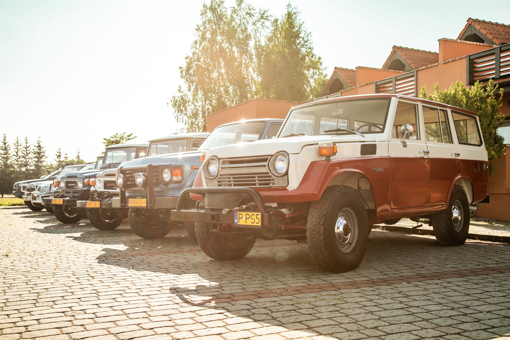 Na pierwszym planie bardzo rzadko spotykana Toyota Land Cruiser 