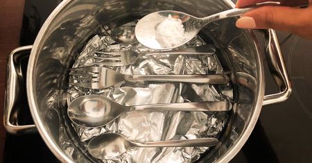 Koleżanka włożyła folię aluminiową do garnka i zaczęła gotować. Tylko na początku się śmiałam
