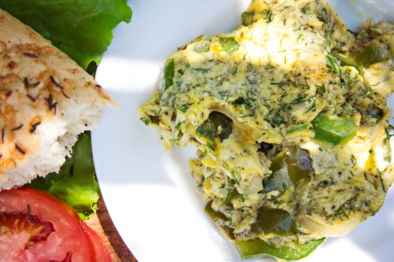 Omlet z samych jajek to nuda. Z tymi składnikami jest zdrowszy i syci na dłużej