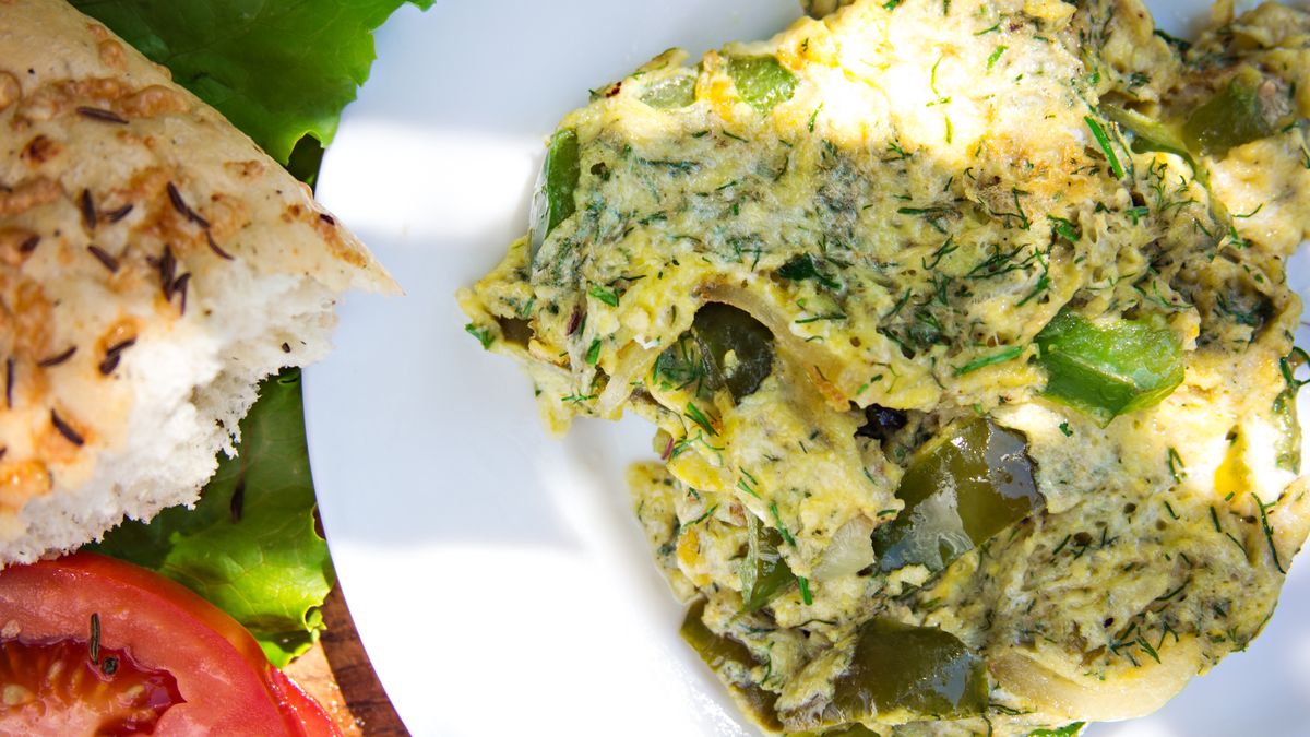 Omlet ze szpinakiem i serem fetą. Idealny na śniadanie