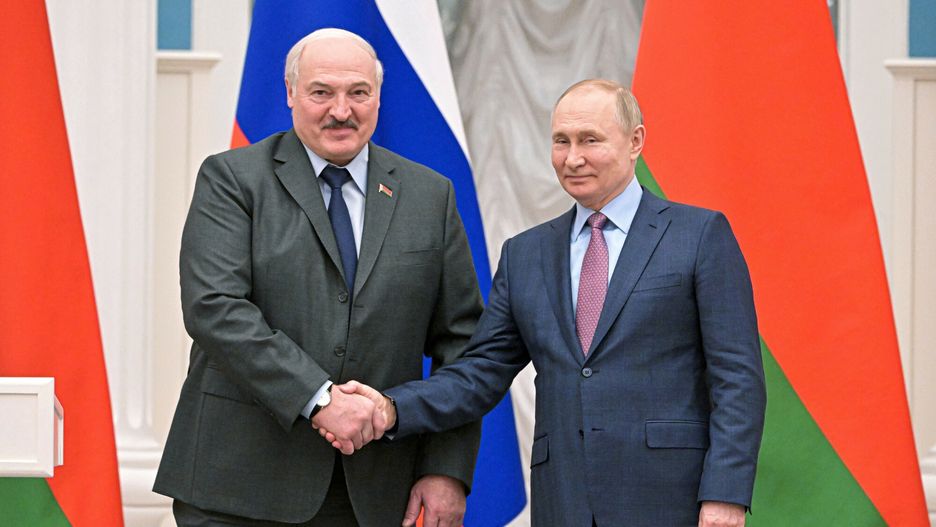 Prezydenci Putin i ?ukaszenko rozmawiaj? w Moskwie
Russian President Vladimir Putin, right, and Belarusian President Alexander Lukashenko shake hands after a joint news conference following their talks in the Kremlin in Moscow, Russia, Friday, Feb. 18, 2022. (Sergei Guneyev, Sputnik, Kremlin Pool Photo via AP)
Pool Sputnik Kremlin
