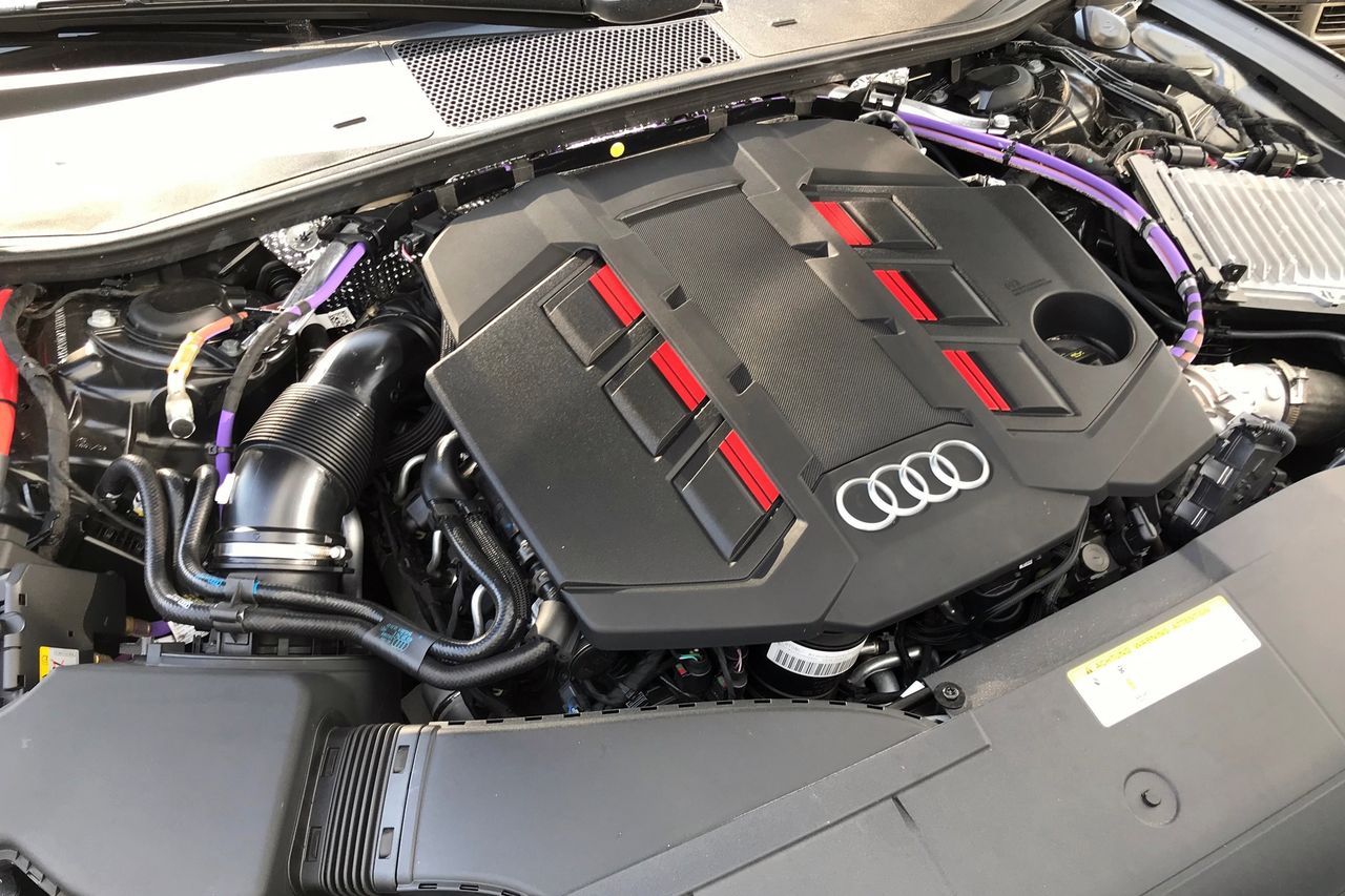Fioletowe przewody pod maską to znak rozpoznawczy dla silnika 3.0 TDI przygotowanego do Audi S6 i S7.